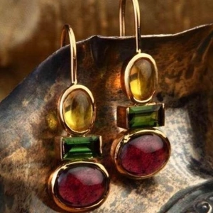 Boucles d'oreilles vintage en or avec pierres ambrées, vertes et rouges suspendues