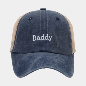 Detail der Trucker-Mütze aus gewaschener Baumwolle mit Daddy-Stickerei und Netz