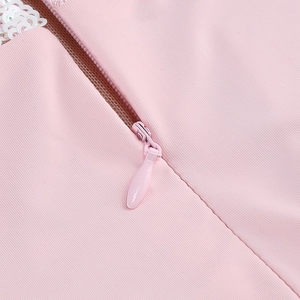 Dettaglio dell'abito rosa con cerniera a scomparsa e ricami con paillettes scintillanti