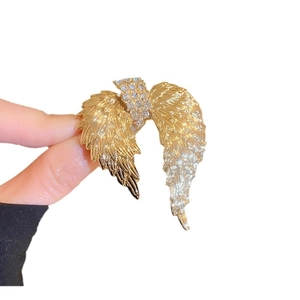 Spilla ad ali d'angelo dorate con strass scintillanti e piume finemente lavorate