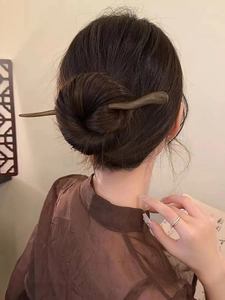 Épingle à cheveux en bois de santal minimaliste montrant la texture du bois et l'usage