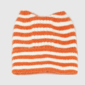 Detailaufnahme der flauschigen orange-weiß gestreiften Strickmütze mit Katzenohren