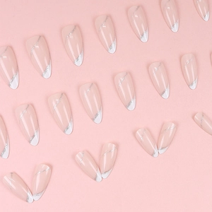 Unghie finte a mandorla rosa nudo con punte french bianche e linee glitterate argento