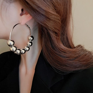 Boucles d'oreilles créoles argentées avec grandes perles géométriques polies