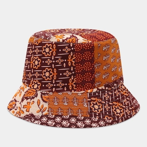 Cuciture dettagliate e motivo patchwork floreale vintage sulla tesa del cappello