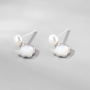 Elegant S925 silver shell and pearl earrings with a minimalist pearlescent finish