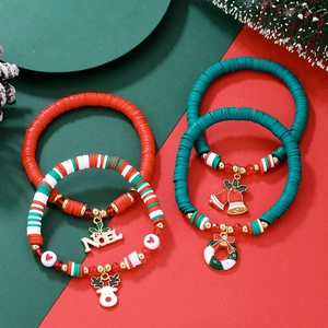Détail de bracelets de Noël en pâte polymère avec lettres Noel et charms renne