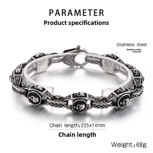 Dettaglio del bracciale punk vintage con teschio da 225mm con dimensioni e peso