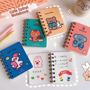 Details von Mini-Spiralnotizbüchern mit süßen Tieren und bunten Bonbon-Covern
