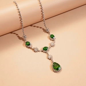 Détail du collier vintage en argent avec cristal goutte vert et chaîne zircone