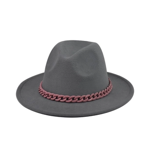 Détail du chapeau fedora en laine grise avec chaîne décorative rose mat