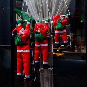 Vista dettagliata di tre bambole di Babbo Natale su scala bianca con sacchi di regali