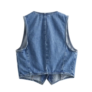 Dettaglio delle cuciture posteriori e della trama vintage su questo crop top in denim