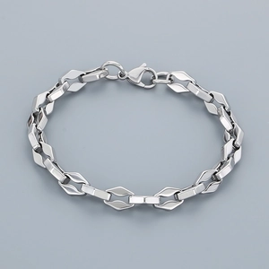 Gros plan détaillé d'un bracelet gourmette en argent avec un fermoir mousqueton solide