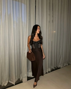 Détail de l'élégante jupe longue en satin marron foncé avec haut corset en dentelle noire