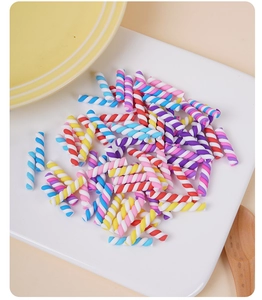 Détail macro de breloques spirales en argile guimauve pour décoration de gâteaux DIY