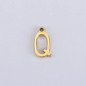 Makroaufnahme eines polierten goldenen Buchstaben-Q-Anhängers für DIY-Halsketten-Schmuck