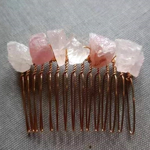 Détail d'un peigne à cheveux fait main avec des cristaux naturels roses et clairs