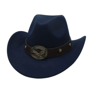 Dettaglio del cappello cowboy in feltro blu scuro con fascia marrone e fibbia aquila in metallo