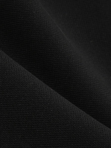 Detaillierte Makroansicht von hochwertigem schwarzem Strickstoff mit glatter Textur