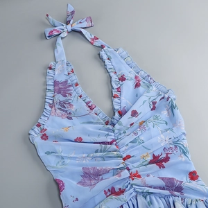 Detail des hellblauen Blumenkleides mit Neckholder-Schleife und Rüschenfalten-Struktur