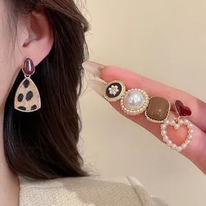 Ohrring-Set im Retro-Stil mit Perlen, Herzform und Leopardenmuster für elegante Damen