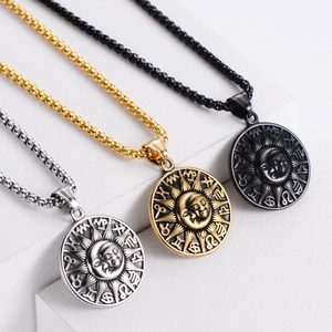 Détails en gros plan de pendentifs zodiaque soleil et lune en finitions or et argent