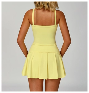 Vue détaillée du dos de la jupe de sport plissée jaune en tissu athlétique respirant
