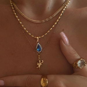 Ensemble de colliers superposés plaqués or 18 carats avec pendentifs ange et larme bleue