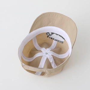 Vue intérieure d'une casquette kaki pour enfant montrant la doublure et les coutures