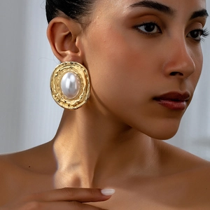 Baroque Style Gold Plated Hammered Alloy Oval Stud Earrings With Large White Imitation Artificial Pearl And Stainless Steel Earring Post