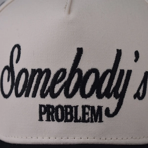 Casquette de baseball en coton blanc cassé avec broderie Somebody's Problem noire