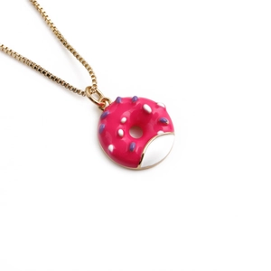Collier minimaliste plaqué or avec pendentifs donuts en émail rose et blanc sur fond blanc