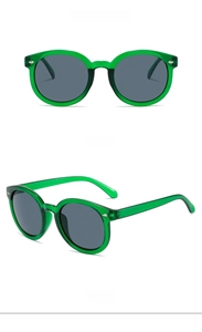 Vues de face et de profil à 45 degrés de lunettes de soleil vintage vertes et verres gris