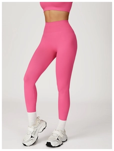 Gros plan sur l'ensemble fuchsia pantalon de yoga sans couture à taille haute et brassière