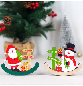 Détails d'ornements de Noël en bois culbutos avec motifs Père Noël et bonhomme de neige