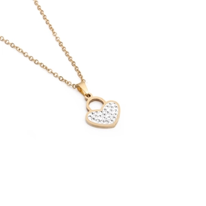 Dettaglio del ciondolo a cuore in oro 18K con strass bianchi scintillanti su catena fine
