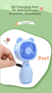 Dettaglio mini ventilatore portatile blu con porta di ricarica CC e cavo USB collegato