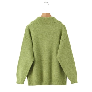 Vue détaillée du dos d'un pull en maille vert herbe surdimensionné à texture duveteuse