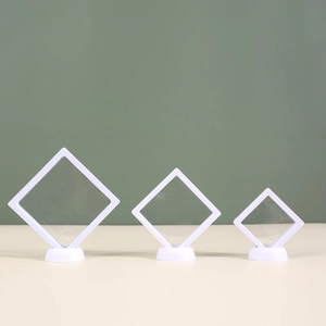 Trois boîtes flottantes blanches pour bijoux en film PE avec socles ronds divers formats