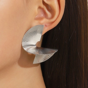 Boucles d'oreilles éventail plissées argentées aux formes géométriques sur mannequin femme