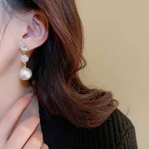 Élégantes boucles d'oreilles pendantes en argent avec strass brillants et perles blanches