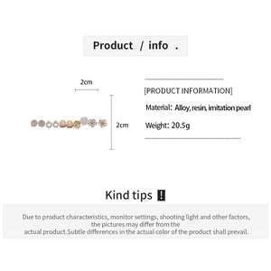Detailed view showing dimensions and weight of flower resin pearl earring set