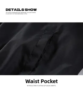 Dettaglio della tasca laterale in vita su questi pantaloncini sportivi neri in tessuto