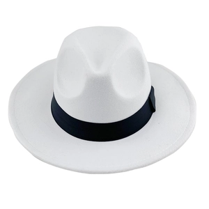 Détail du chapeau fedora blanc avec ruban noir et large bord plat de style classique