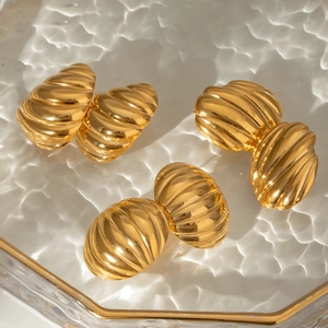 Trois paires de boucles d'oreilles en acier inoxydable doré en forme de coquille