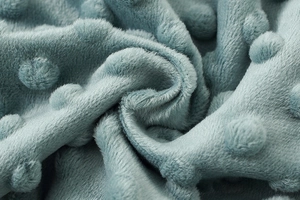 Dettaglio macro di morbido tessuto a pois blu-grigio per coperte neonato morbide