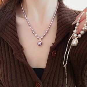 Vue détaillée du collier élégant en perles violettes et blanches plaqué or fin