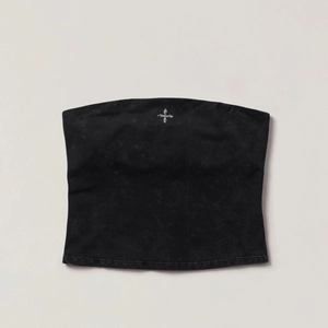 Top bandeau en coton noir délavé vintage avec broderie de croix gothique centrale