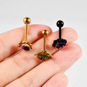 Détails macro des piercings feuille et coccinelle avec cristaux violets en goutte